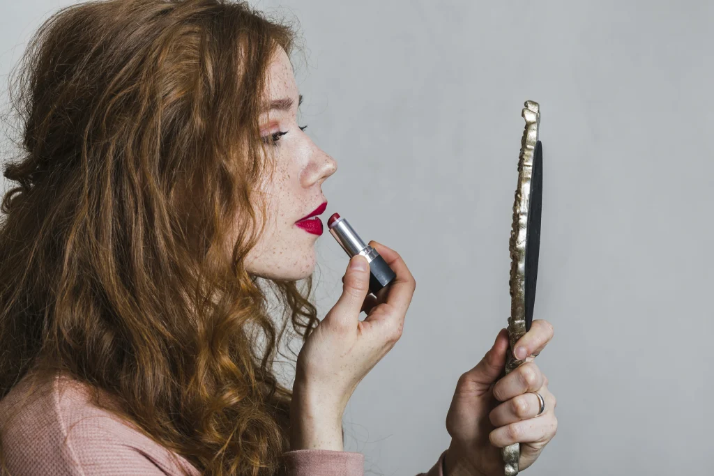 cara memilih lipstik implora Lipstik Bisa Bikin Bibir Hitam? Apa Aja Penyebab Sebenarnya?